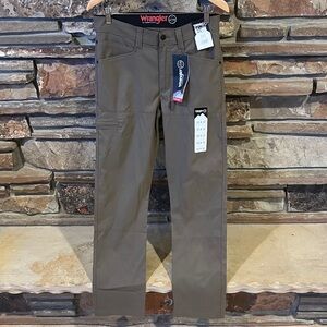 Wrangler ATG Cliffside Utility Cargo Pants in Dark Khaki